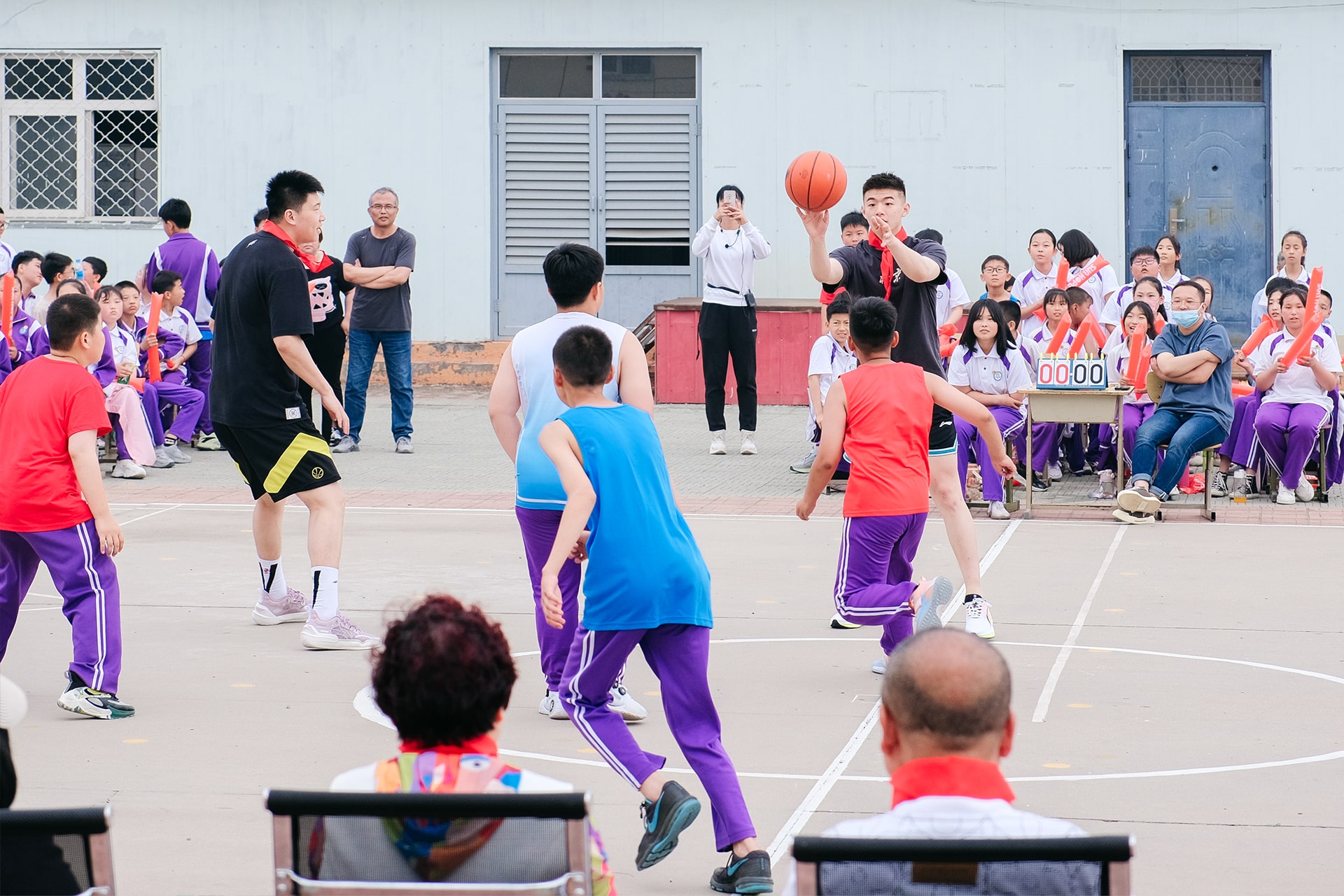 佳博官方网站公益基金会携手首钢体育，传递篮球梦想，为少年喝彩！