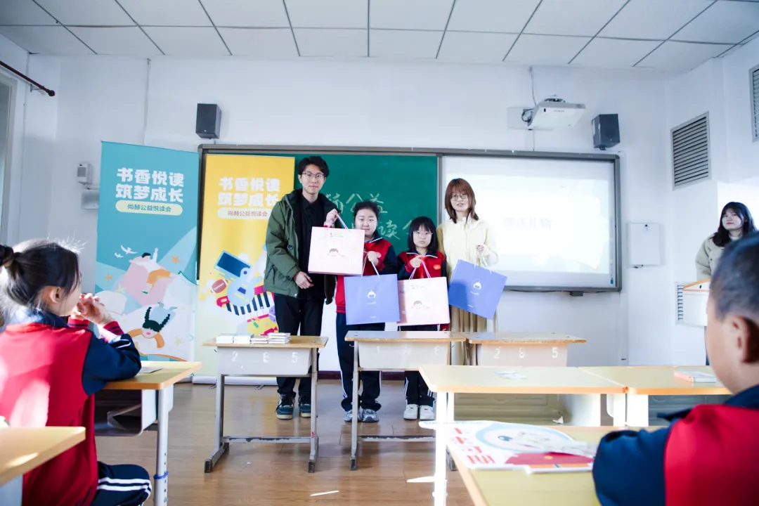 天津高校大学生记者走进佳博官方网站公益小学开展“书香悦读，筑梦成长”活动