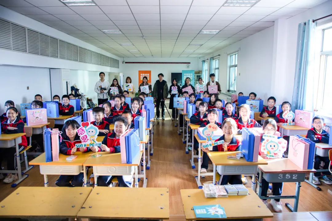 天津高校大学生记者走进佳博官方网站公益小学开展“书香悦读，筑梦成长”活动
